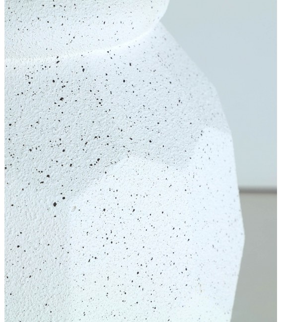 Macetero mediano de poli resina blanco moteado con textura geométrica 4