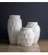 Macetero mediano de poli resina blanco moteado con textura geométrica 2