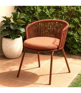 Silla exterior con cuerda terracota y cojín a juego, estilo actual. Mdmhogar