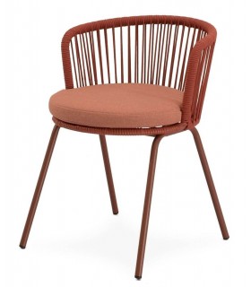 Silla exterior con cuerda terracota y cojín a juego, estilo actual.