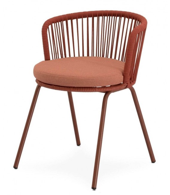 Silla exterior con cuerda terracota y cojín a juego, estilo actual.