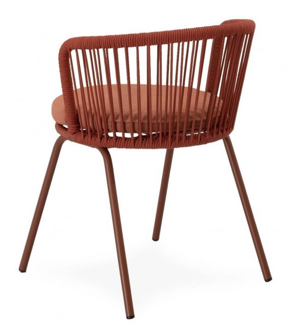 Silla exterior con cuerda terracota y cojín a juego, estilo actual. 3