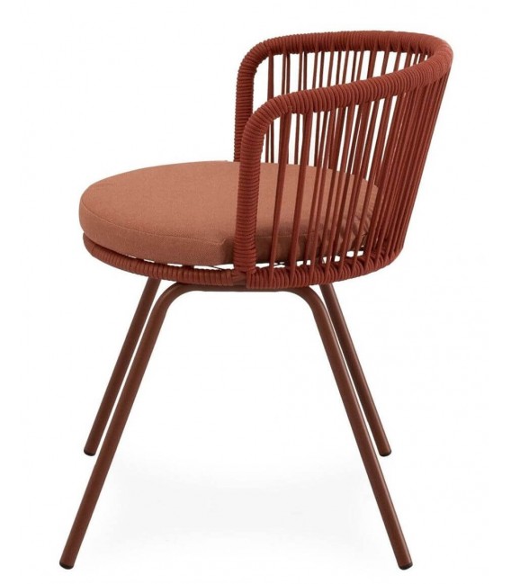 Silla exterior con cuerda terracota y cojín a juego, estilo actual. 2