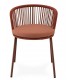 Silla exterior con cuerda terracota y cojín a juego, estilo actual. 1