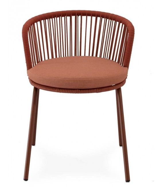 Silla exterior con cuerda terracota y cojín a juego, estilo actual. 1