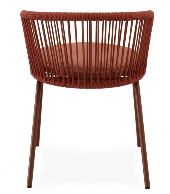 Silla exterior con cuerda terracota y cojín a juego, estilo actual. 4