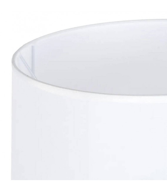 Lámpara alta vintage con base crema y pantalla blanca de algodón.