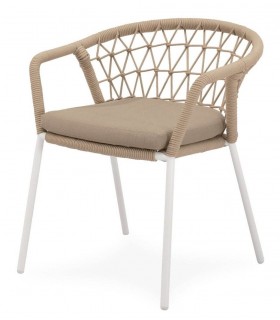 Sillón exterior de metal blanco con cojín y cuerda beige resistente.