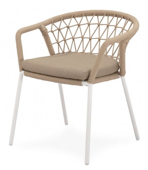Sillón exterior de metal blanco con cojín y cuerda beige resistente.