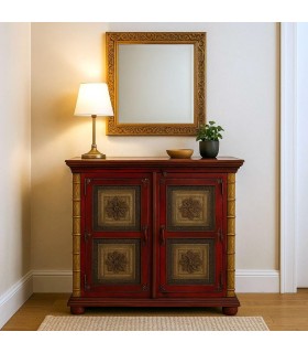 Taquillón clásico rojo con puertas decoradas en metal oro viejo. Mdmhogar