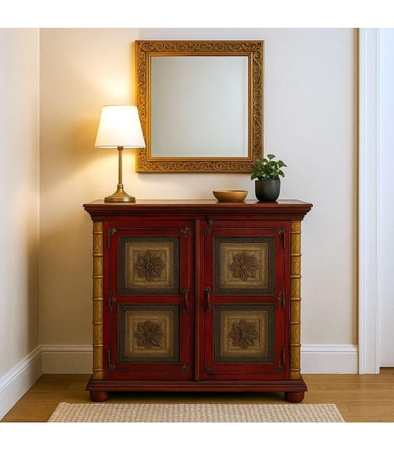 Taquillón clásico rojo con puertas decoradas en metal oro viejo. Mdmhogar