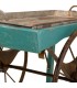 Carro expositor vintage madera azul con ruedas metálicas envejecidas. 3