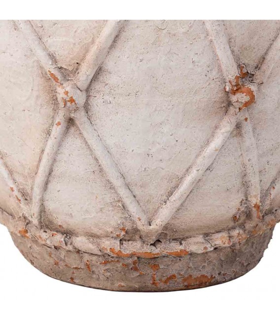 Jarrón decorativo crema con relieve clásico en acabado envejecido. 5