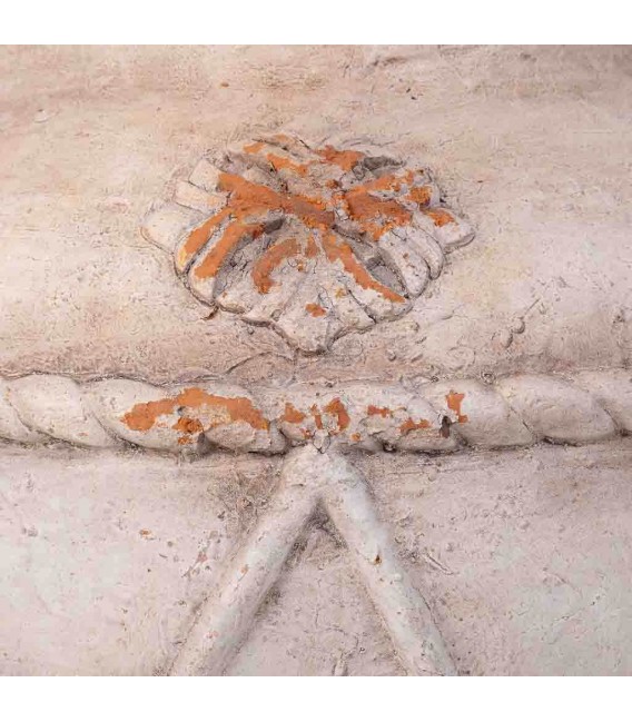 Jarrón decorativo crema con relieve clásico en acabado envejecido. 6