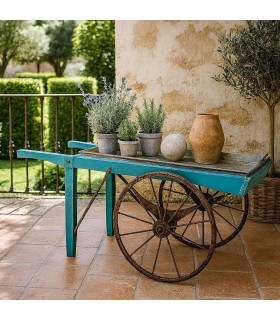 Carro expositor vintage madera azul con ruedas metálicas envejecidas. Mdmhogar