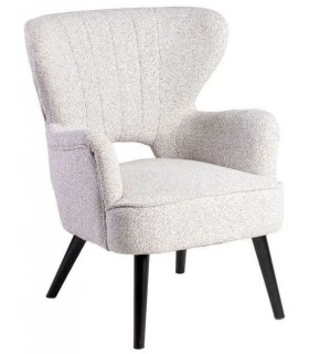 Butaca tapizada en blanco roto con patas negras y estilo acogedor.