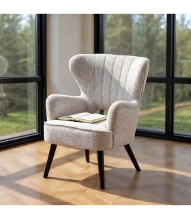 Butaca tapizada en blanco roto con patas negras y estilo acogedor. Mdmhogar