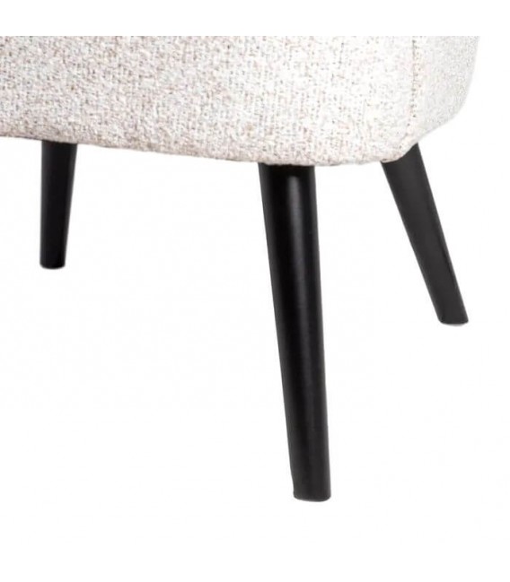 Butaca tapizada en blanco roto con patas negras y estilo acogedor. 4