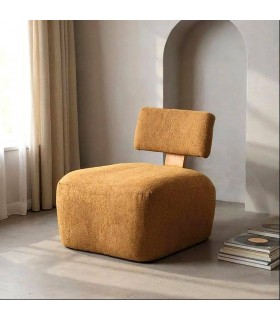 Butaca contemporánea mostaza con respaldo flotante y madera clara. Mdmhogar