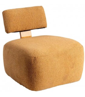 Butaca contemporánea mostaza con respaldo flotante y madera clara.