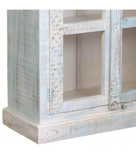 Vitrina étnica de madera tallada blanca con cristal y pátina azul. 7