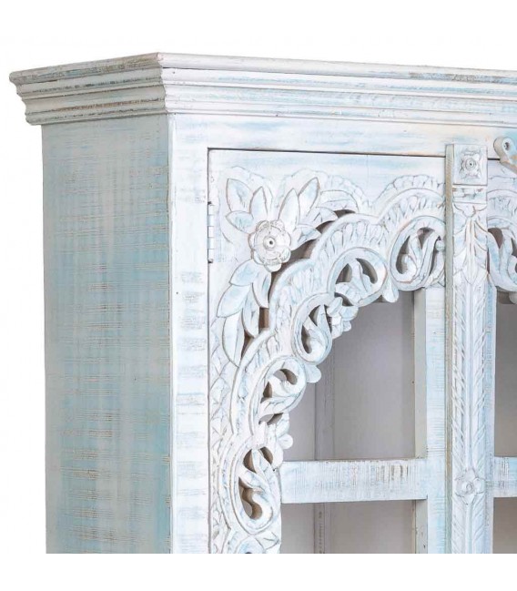Vitrina étnica de madera tallada blanca con cristal y pátina azul. 4