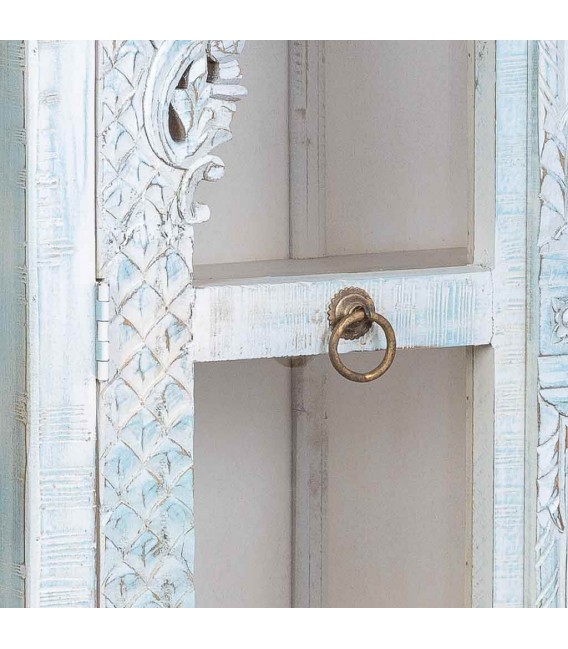 Vitrina étnica de madera tallada blanca con cristal y pátina azul. 6