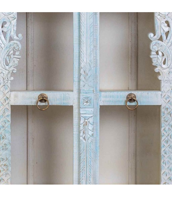 Vitrina étnica de madera tallada blanca con cristal y pátina azul. 5
