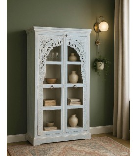 Vitrina étnica de madera tallada blanca con cristal y pátina azul. Mdmhogar