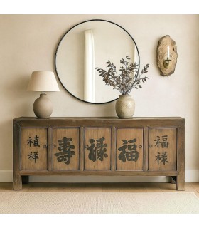 Aparador oriental antiguo de madera natural con puertas decoradas. Mdmhogar