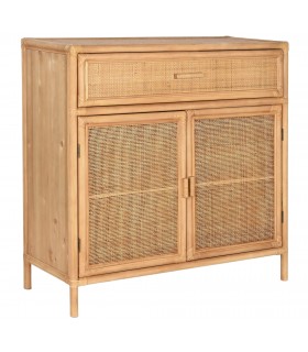 Taquillón boho con puertas de ratán y estructura de madera natural.