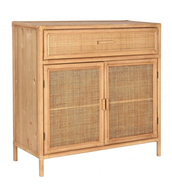 Taquillón boho con puertas de ratán y estructura de madera natural.