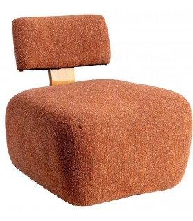 Butaca baja nórdica en tela teja con respaldo y base en madera.