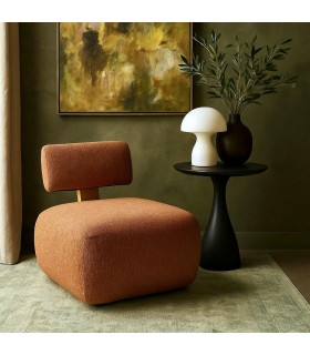 Butaca baja nórdica en tela teja con respaldo y base en madera. Mdmhogar