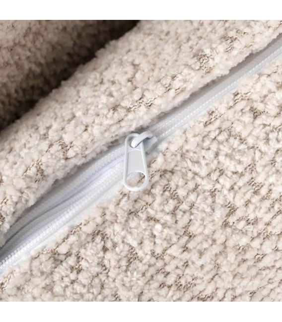 Sofá 3 plazas XL blanco roto con patas de madera y detalle dorado. 5