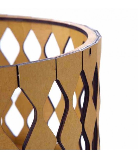 Lámpara de pie metal negro y pantalla calada en madera clara. 1