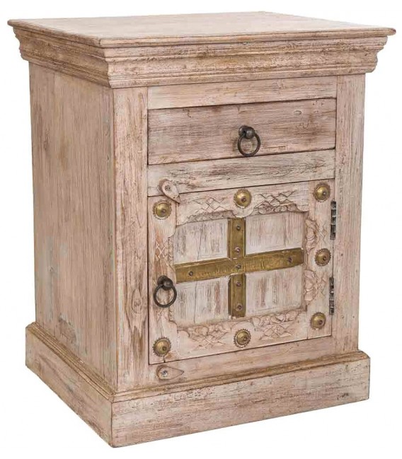 Mesita étnica de madera blanqueada con detalles metálicos dorados.