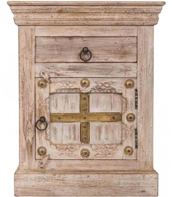 Mesita étnica de madera blanqueada con detalles metálicos dorados. 1