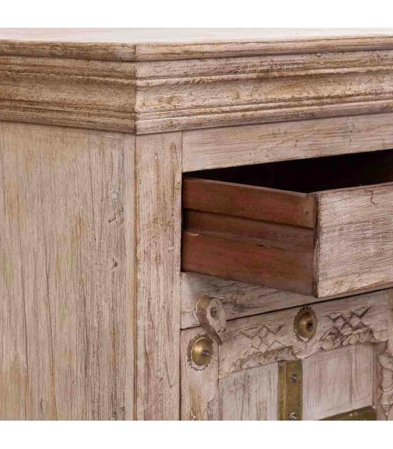 Mesita étnica de madera blanqueada con detalles metálicos dorados. 4