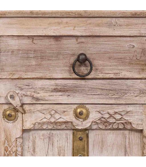 Mesita étnica de madera blanqueada con detalles metálicos dorados. 5