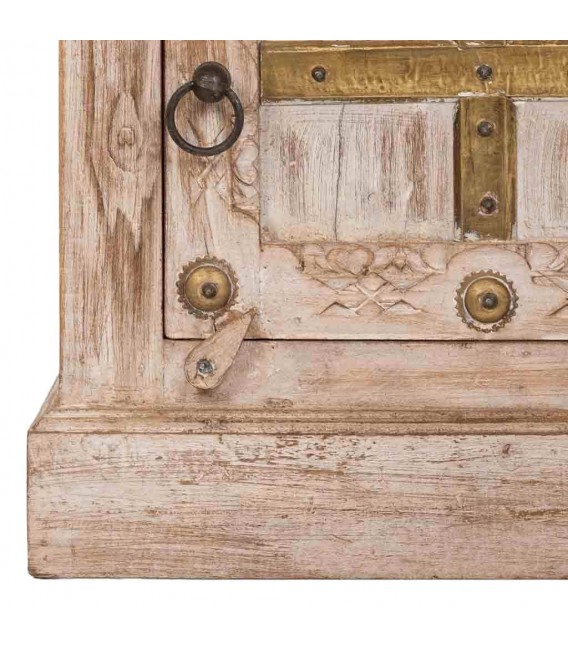 Mesita étnica de madera blanqueada con detalles metálicos dorados. 6
