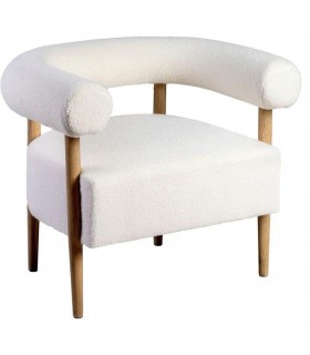 Butaca curva tapizada en bouclé blanco con patas de madera natural.