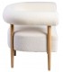 Butaca curva tapizada en bouclé blanco con patas de madera natural. 2