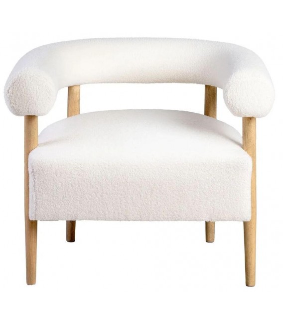 Butaca curva tapizada en bouclé blanco con patas de madera natural. 1