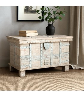 Baúl madera mango macizo y metal con acabado étnico blanqueado. Mdmhogar