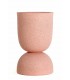 Macetero mediano rosa de poli resina con diseño contemporáneo.