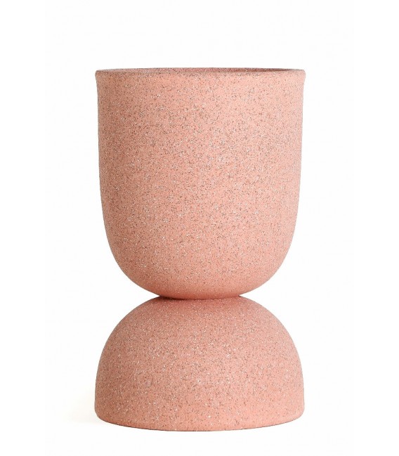 Macetero mediano rosa de poli resina con diseño contemporáneo.