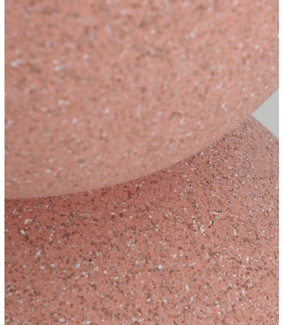 Macetero mediano rosa de poli resina con diseño contemporáneo. 3