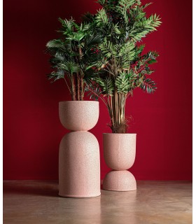 Macetero mediano rosa de poli resina con diseño contemporáneo. 1