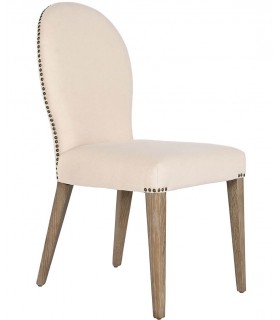 Silla tapizada en loneta cruda con tachuelas doradas estilo clásico.